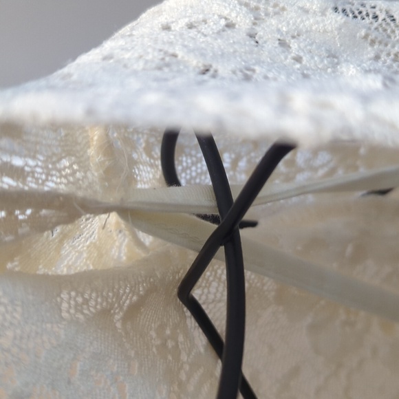 Cream lace dress - Picture 6 of 9